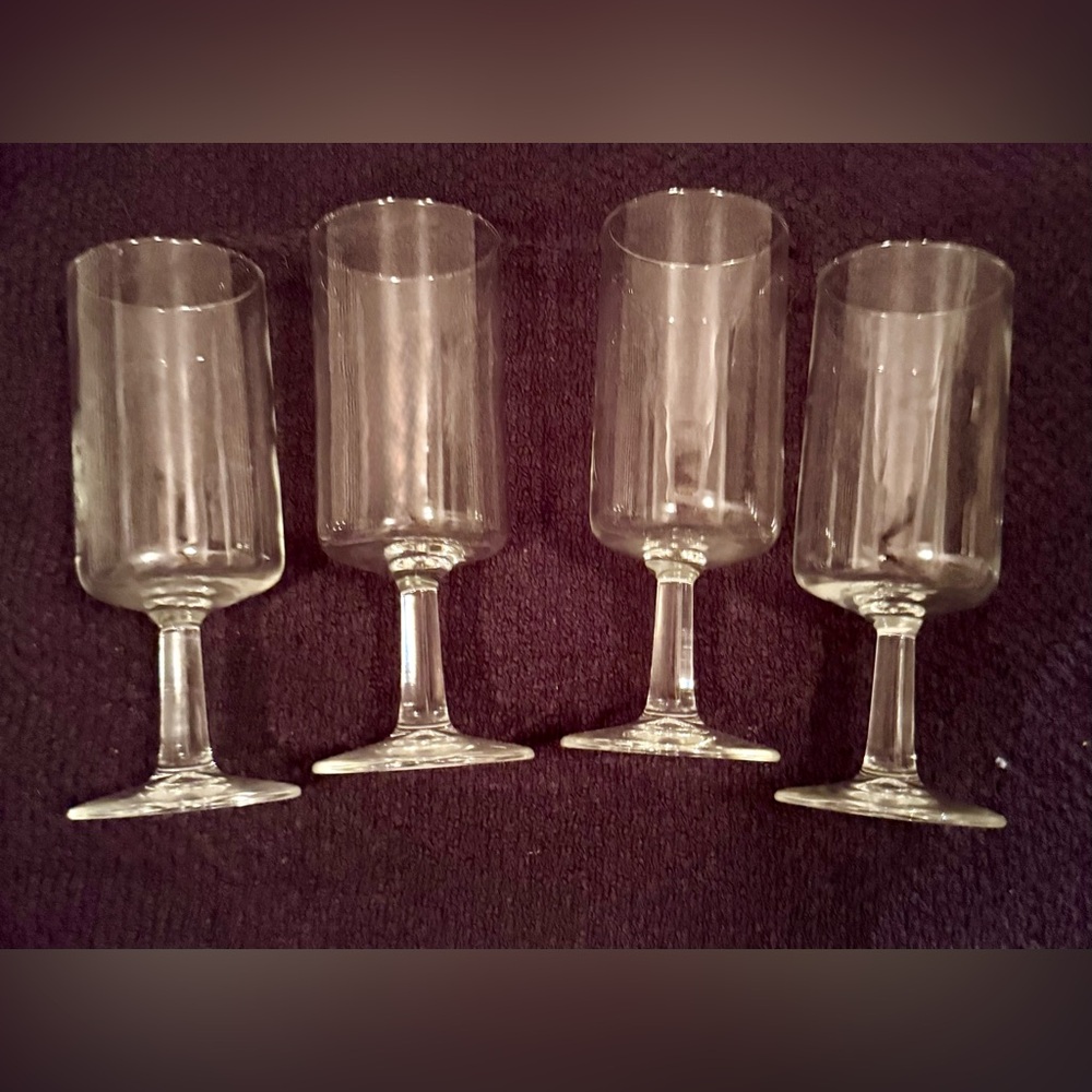 4 stemmed cocktail glasses / flutes. 6.15”H hold 6oz